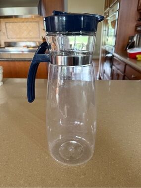 Clear 2 Liter Plastic Beverage Pitcher with Navy Blue Lid and Handle